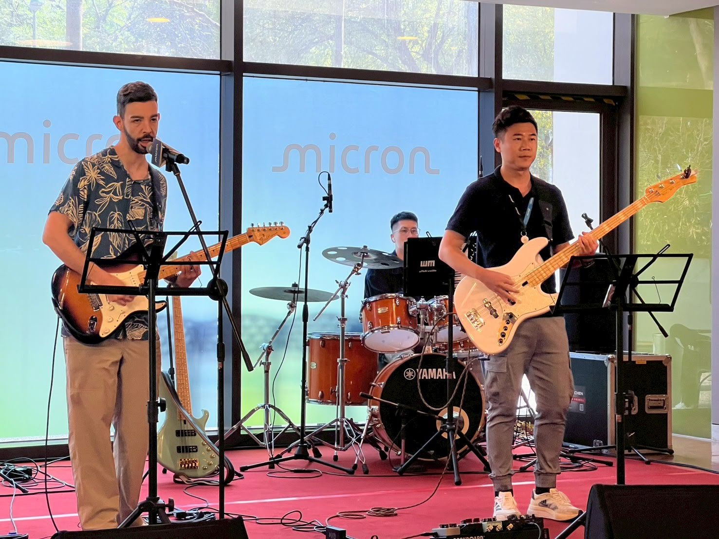 Electric guitar live